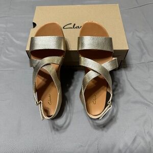 Women's Clarks Kimmei Cork Platform Sandals.Champagne Metallic Size 6.5M
